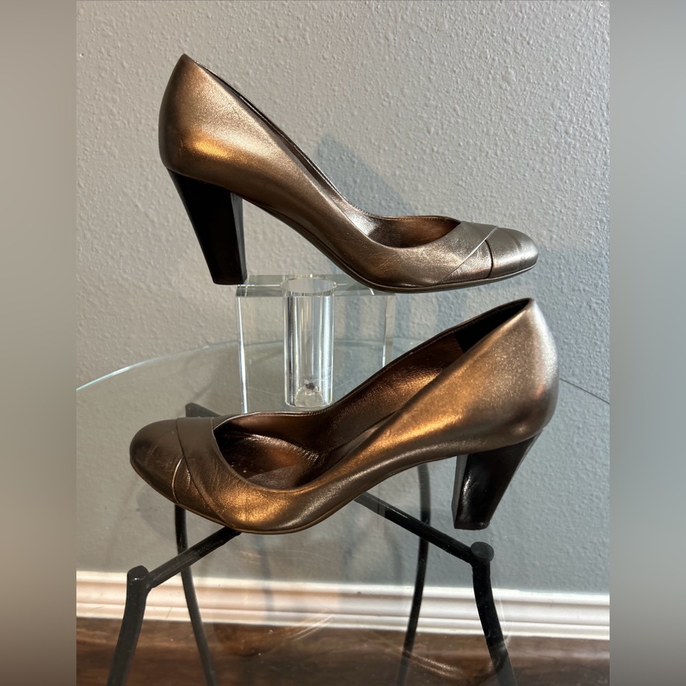 Salvatore Ferragamo Women Heel SZ 7.5 Metallic Bronze Or Dark Bronze